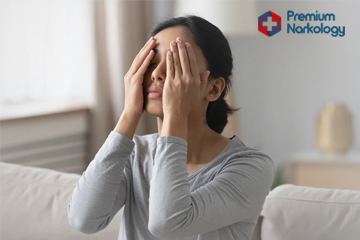 Девушка держится за голову